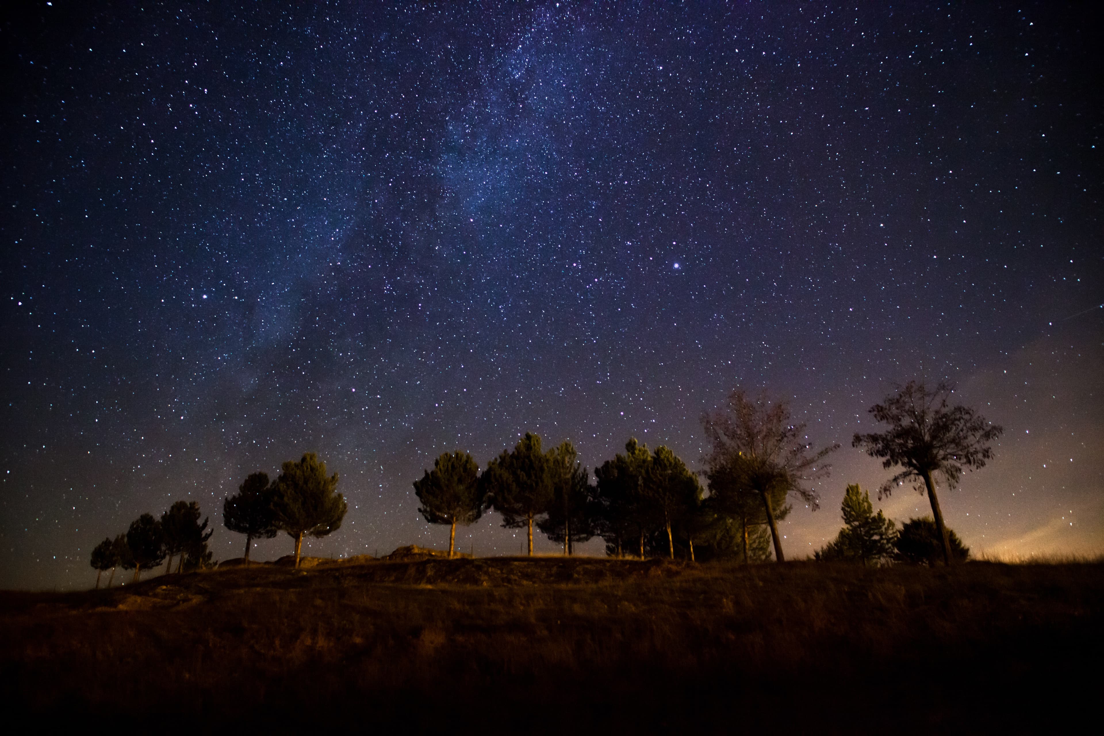 Hügelige Landschaft in der Nacht mit klarem Sternenhimmel