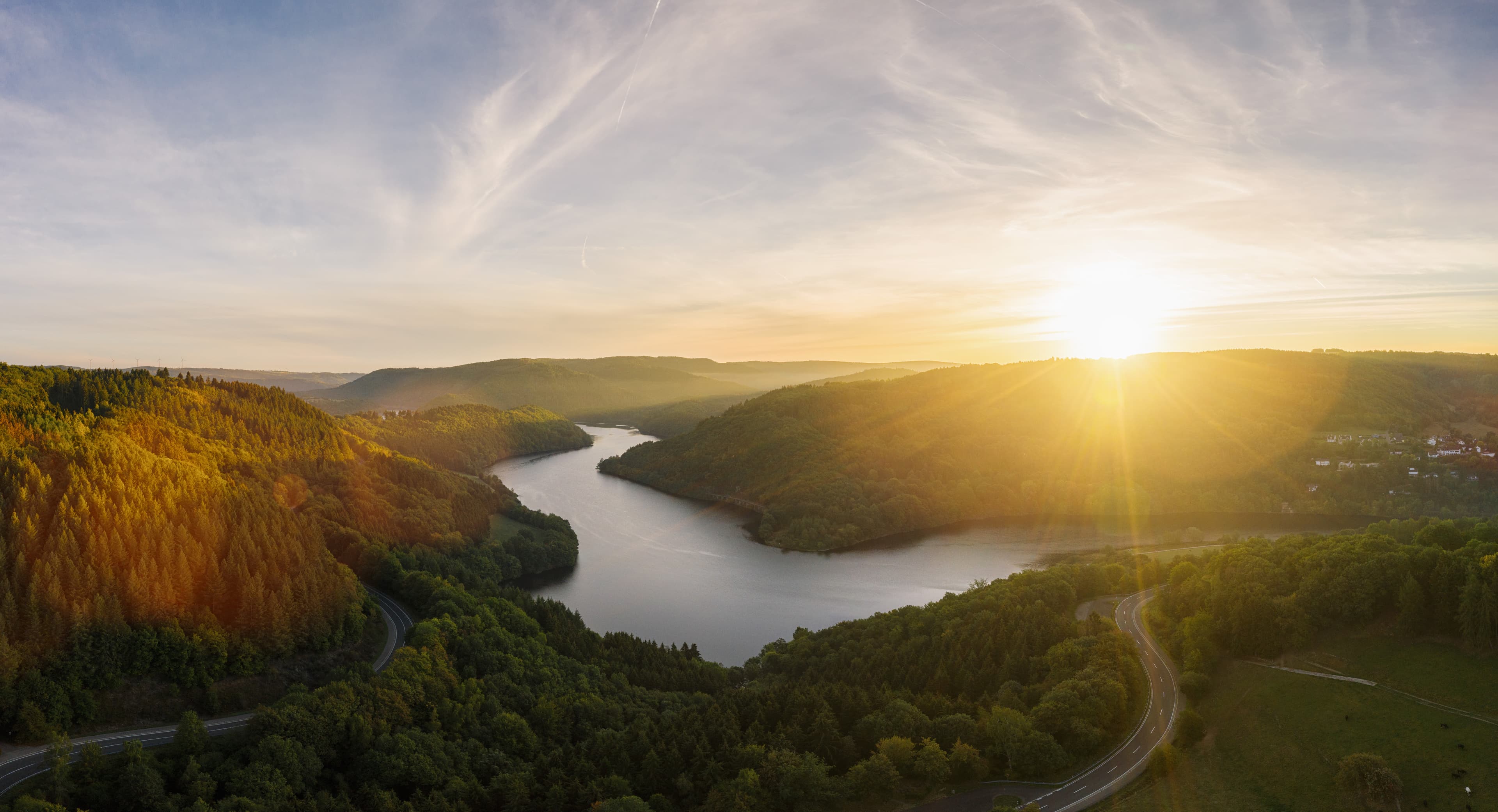 Warme Lichtstimmung über dem Rursee am Gansberg om Hövel